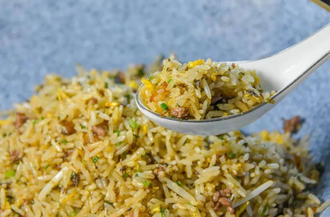 搭配罗勒,薄荷,生菜等蔬菜,多层次口感分外销魂~~02:酱烧浇汁鸡丁上海