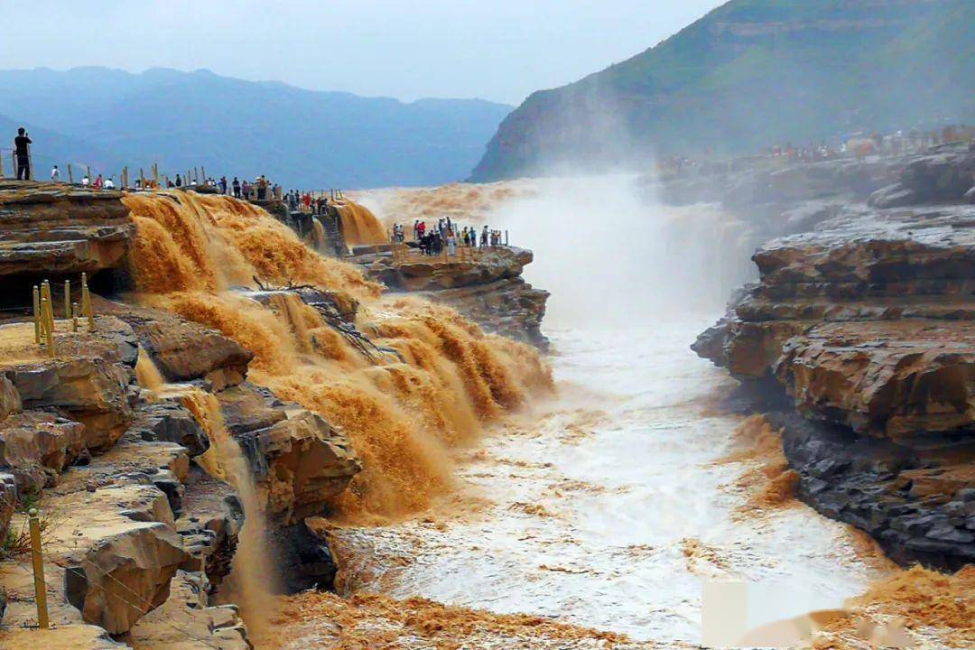黄河壶口瀑布,浩浩荡荡,一泻千里,景色蔚为壮观