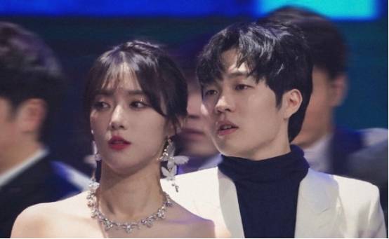 虽说肖央在圈中不是以帅气著称的,出演了几部高人气的电影,音乐作品也