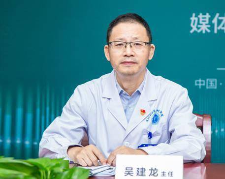 吴文中教授提醒,当患者出现反复发作的剧烈瘙痒和皮肤干燥等症状,随之