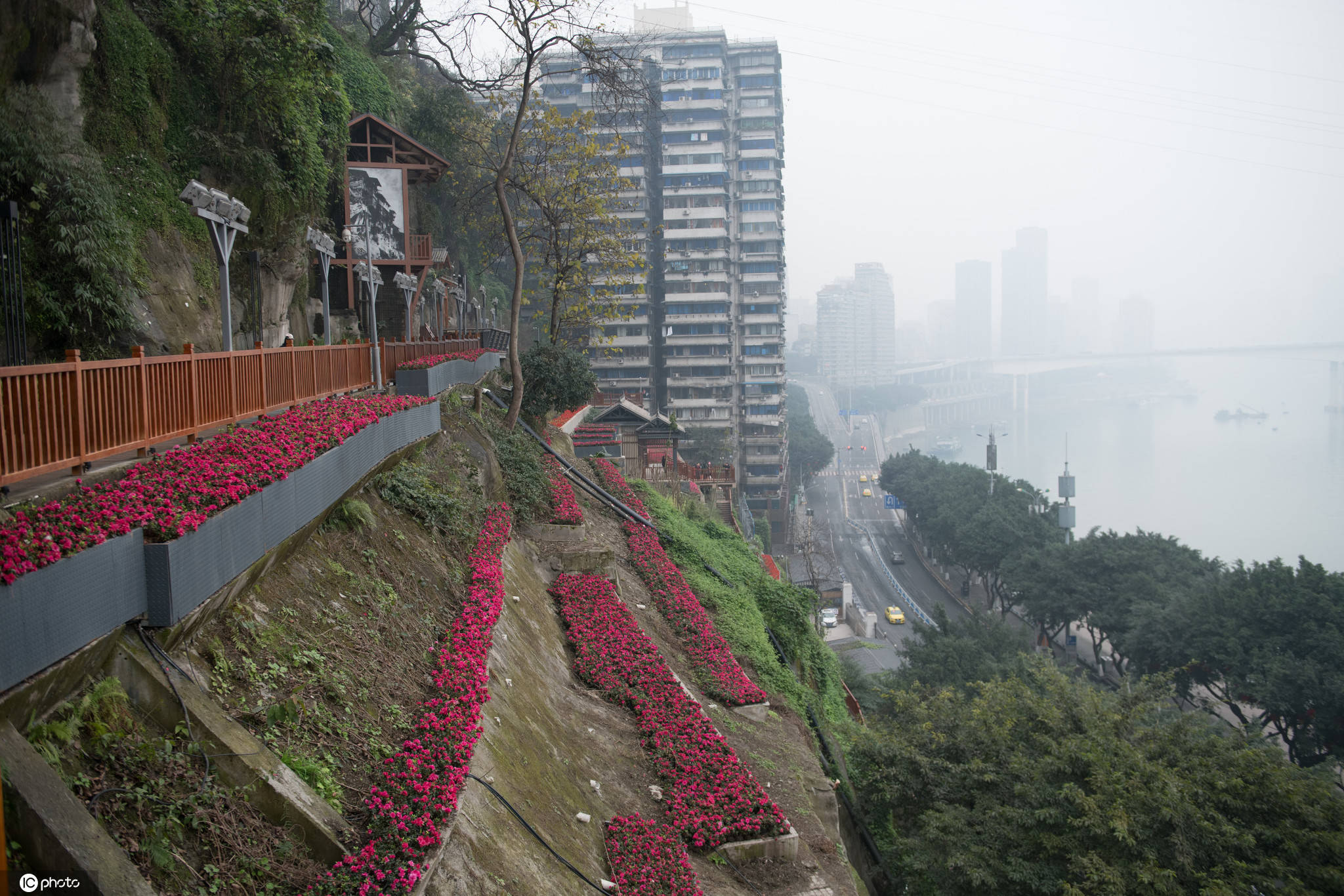 2021年2月4日,重庆渝中区,依山而建的戴家巷崖壁步道.