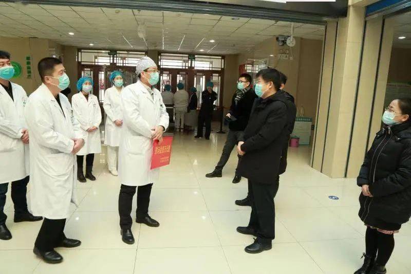 王乃斌春节前走访慰问扎区人民医院一线医务人员