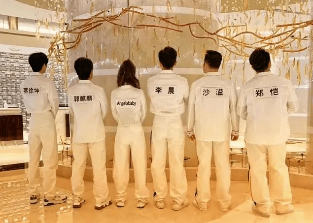 老公结婚前后私密照曝光,朋友圈的女人都炸锅了!_男人