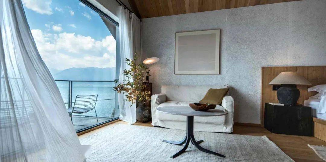 「更时髦」,「更性感」,「更细节」,「更浪漫」,「更呆得住」,「更有