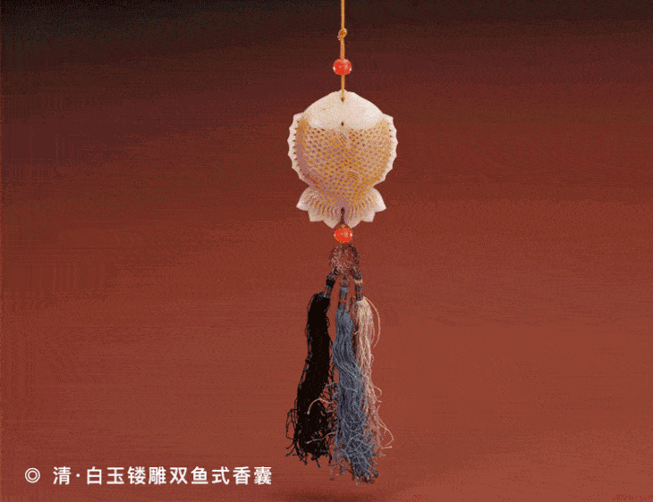 门窗上贴着的年画娃娃也抱着锦鲤,期盼 年年有余.