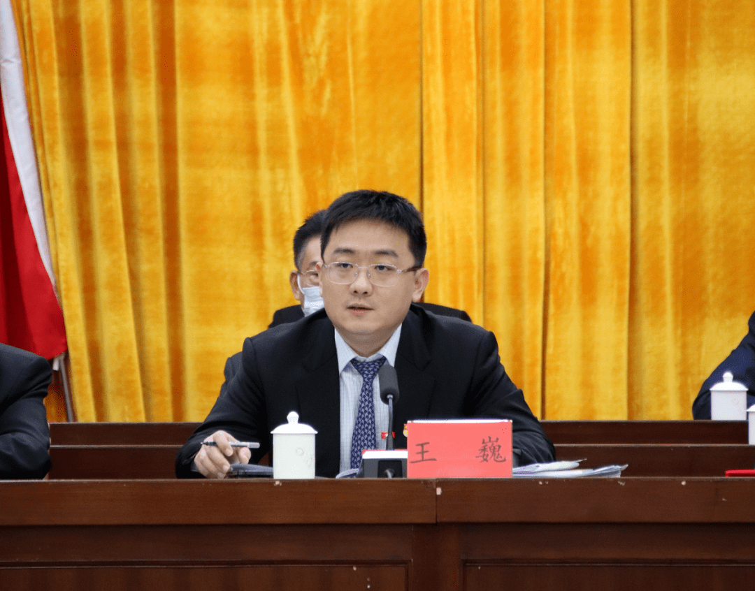 新当选的新兴县人民政府县长陈哲江作表态发言,他表示一是始终把讲