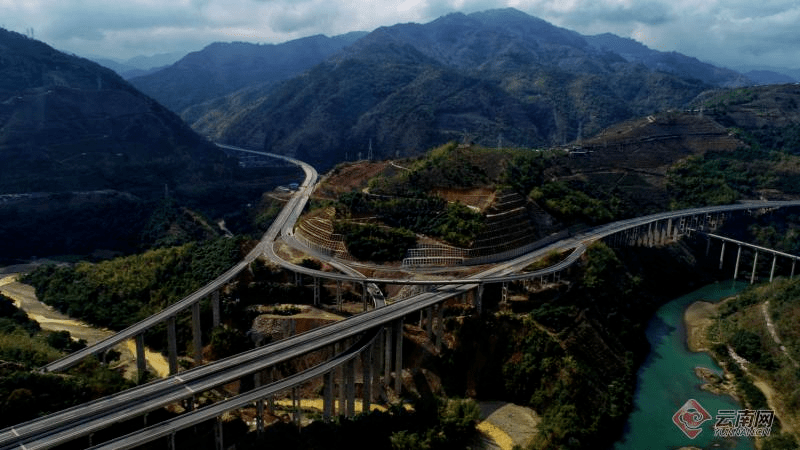 大瑞铁路首座站房封顶