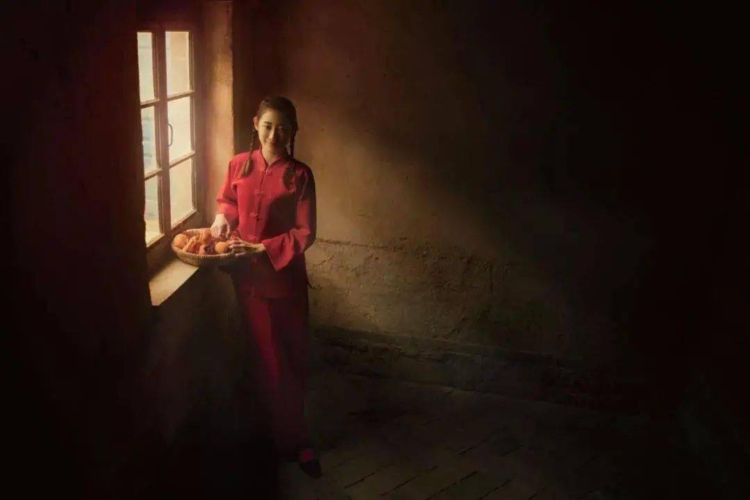 窗户的光线会很明亮,此时画面的明暗反差会很强, 拍出的照片光影造型