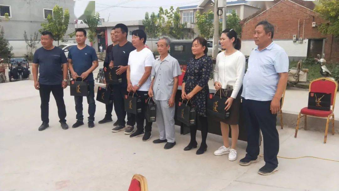 王小屯村两委闻令而动迅速投入到抗击疫情防控阻击战,群众战中.