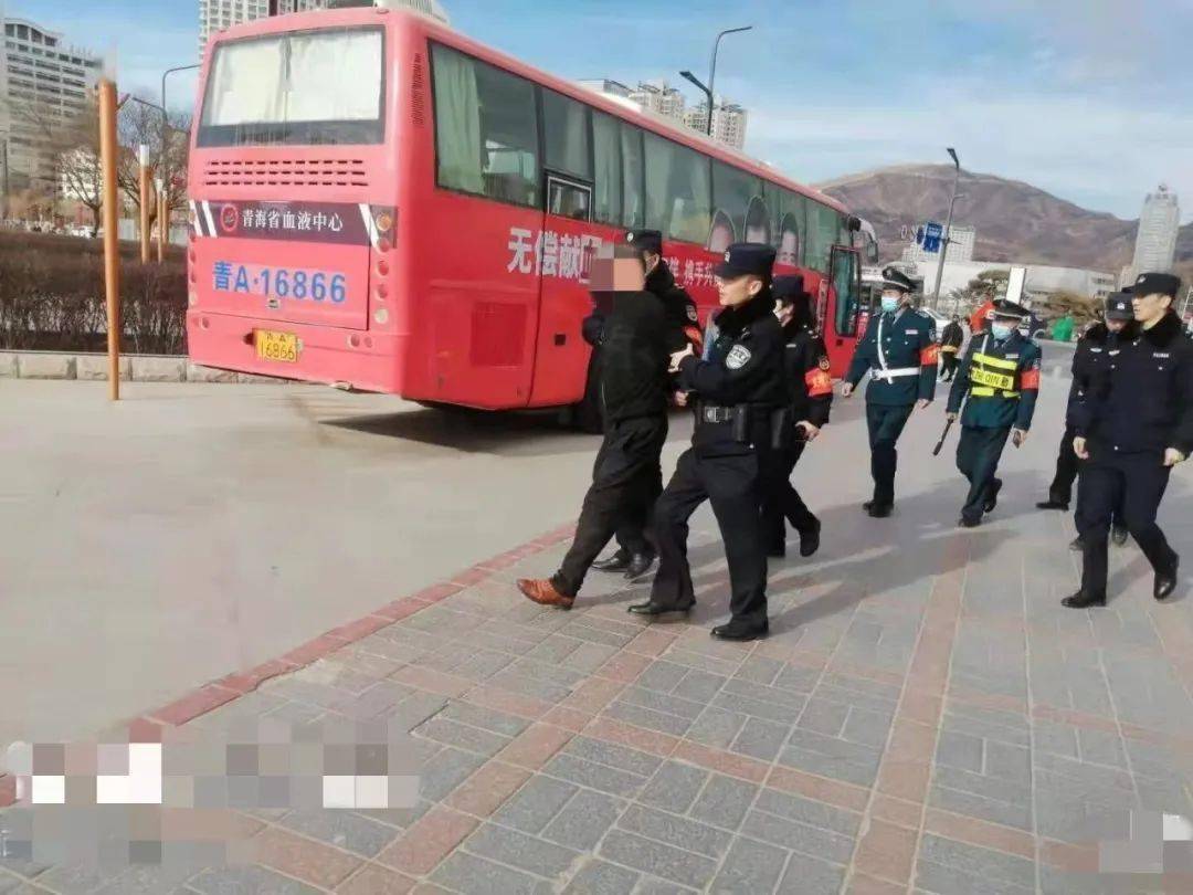 西宁公安飞扑抓人!附现场视频.