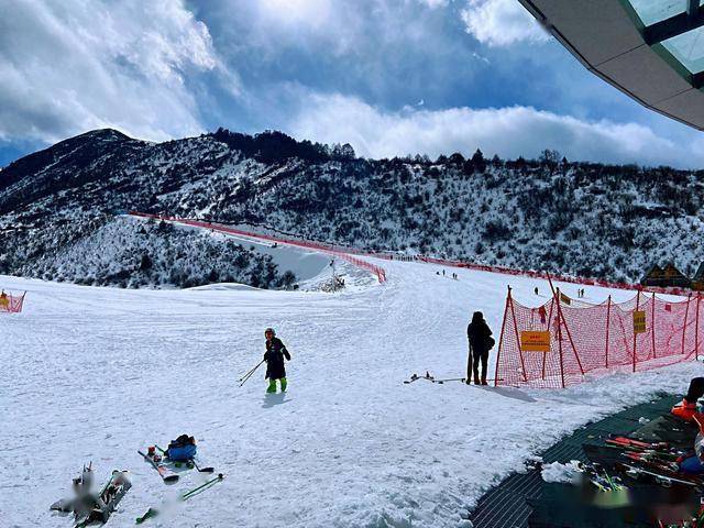 川西鹧鸪山滑雪场从成都出发35小时人均收费不到200元