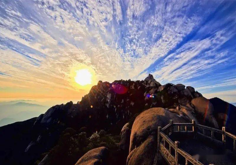 潜山天柱山风景区因山峰而得名,位于安徽省西南部,大别山东南麓,是