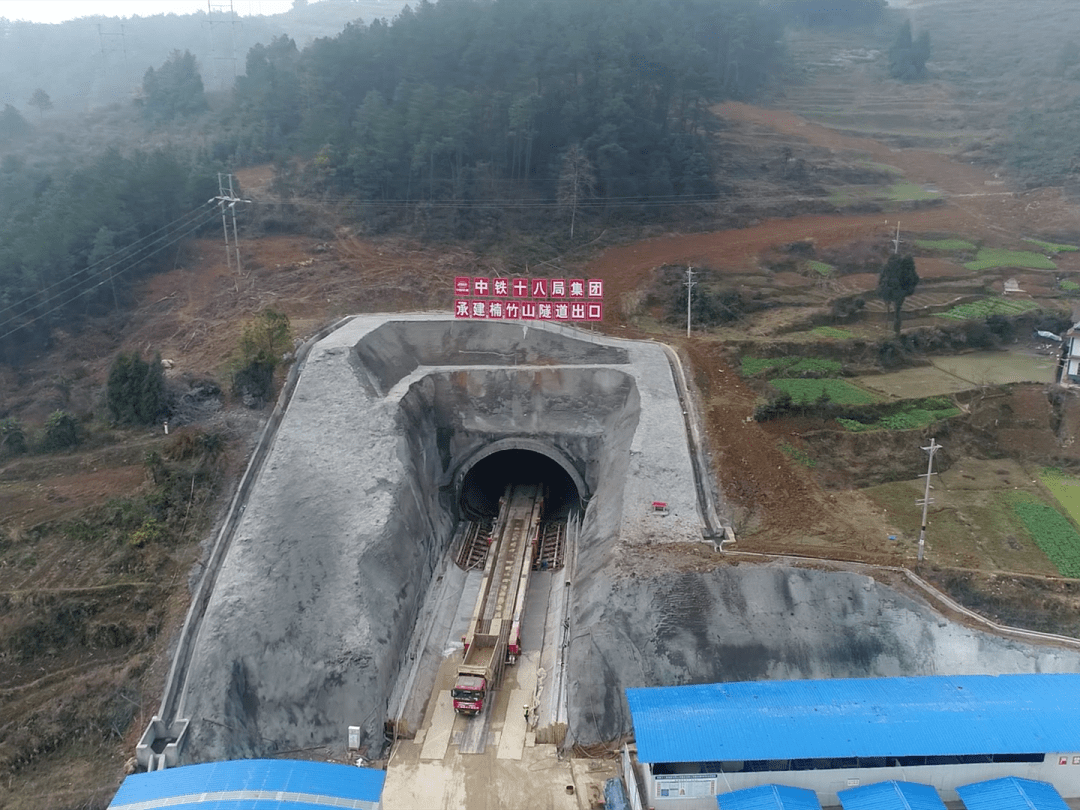 央视关注|重庆至黔江高铁主体工程全面展开施工_隧道