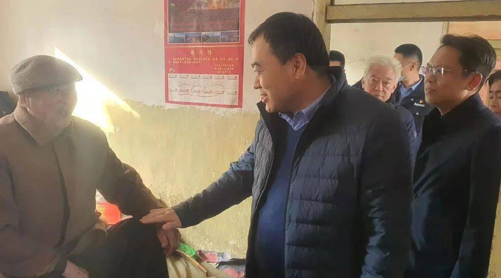 区政府副区长,公安分局局长辛迅走访慰问繁荣庄村建国前老军人
