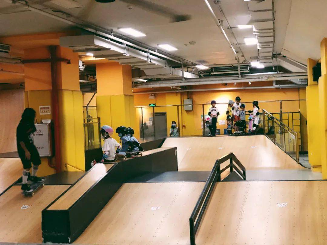 位于北三环的马甸店是燃烧冰滑板的首家室内滑板场地,也是北京市区内