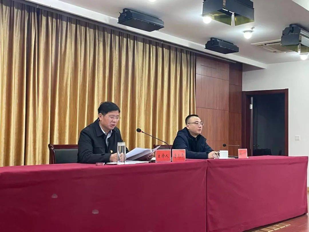 鲁先贵代表区委逐一进行点评,与会人员进行现场评议.