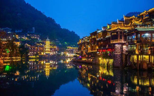 2021春节年初一至初七天天发团神秘湘西部落凤凰古城高铁3天