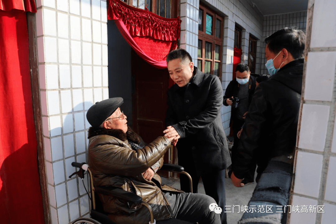 在阳店镇栾村,胡志权先后走进特困对象许子评,低保户李自超,困难党员