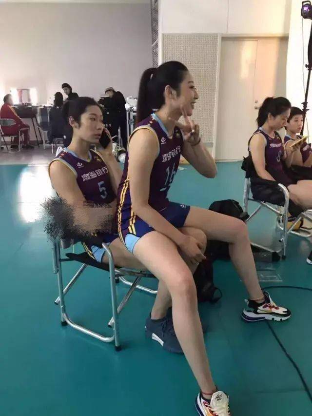 张常宁夫妇央视秀恩爱,朱婷冬日合影穿短裤,姚迪c位坐