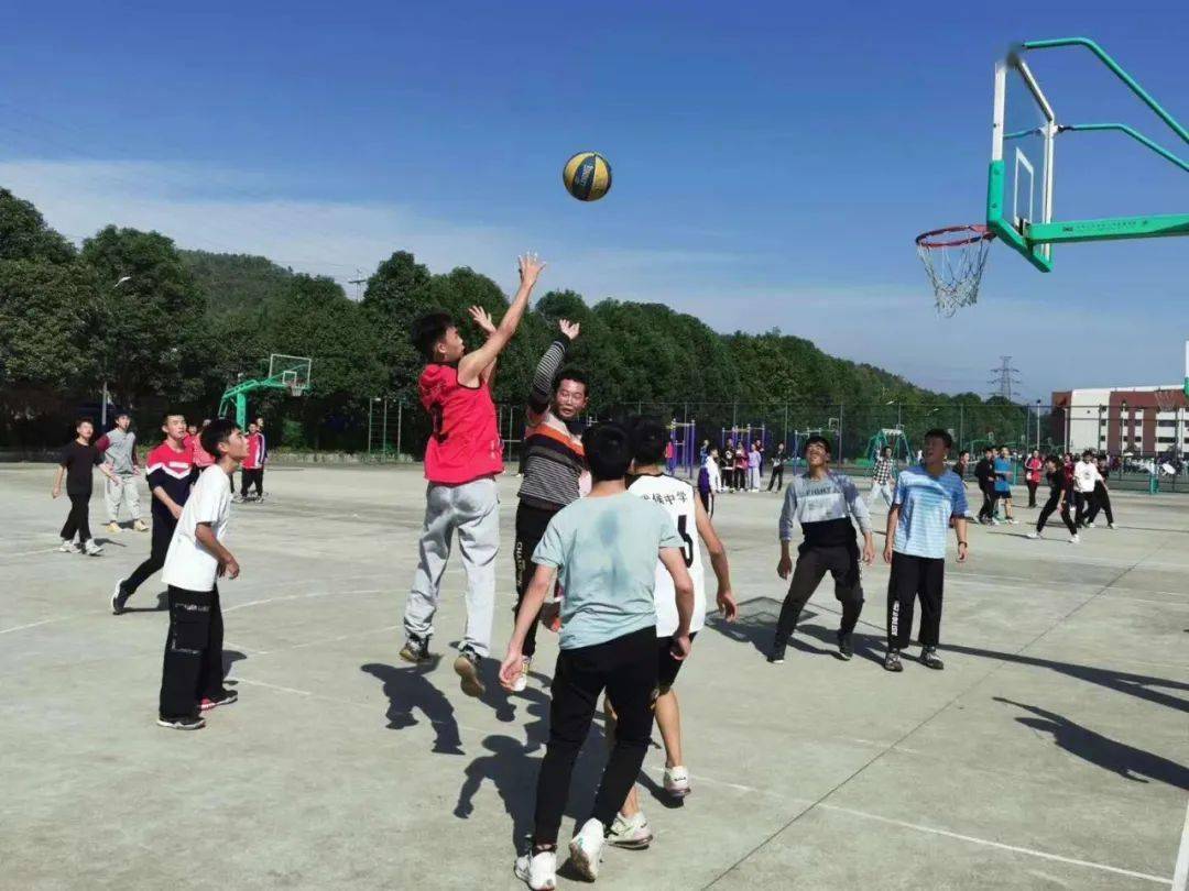 武侯中学秋季球类运动会高一年级篮球比赛剪影_体育