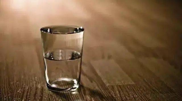 半杯水,有人看到的是:  只剩半杯了; 有人看到的是: 还剩半杯.