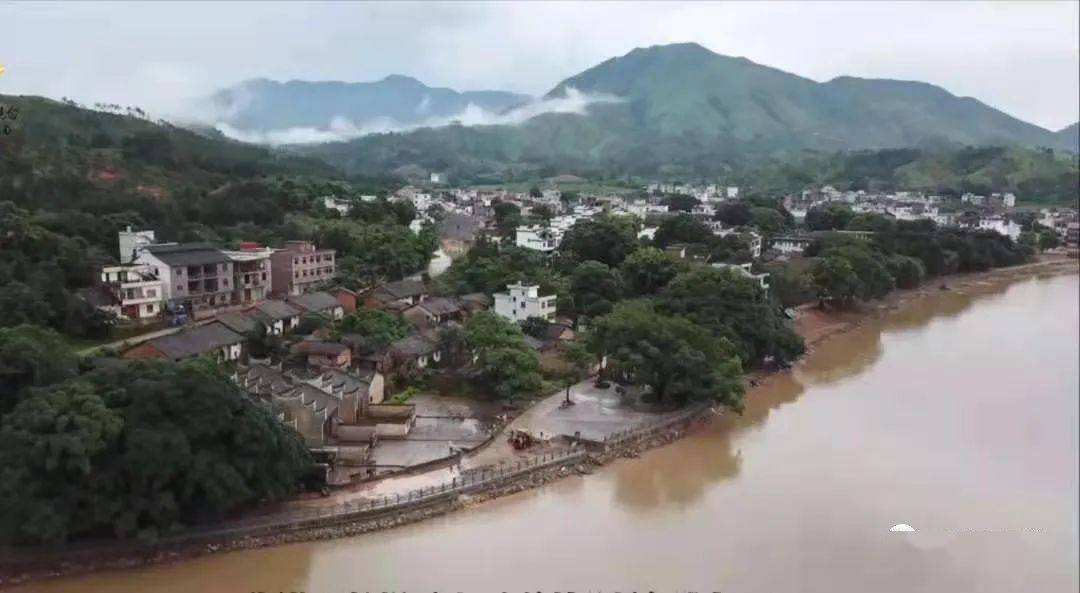 澄江村位于葛坳乡北部,地属丘陵.溪水南流,大部分村庄沿溪而建.