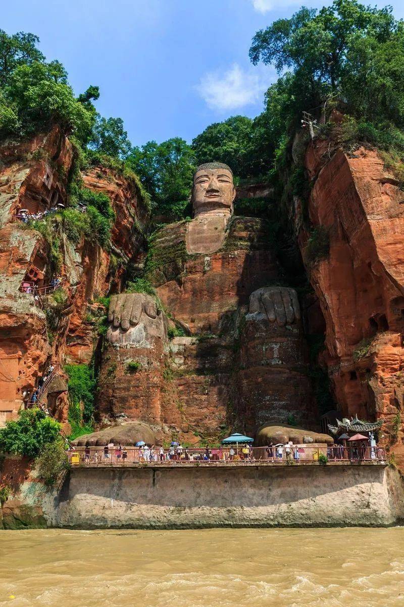 乐山大佛是世界上最大的一尊石刻弥勒佛,乐山大佛雄伟壮观,人们形容它