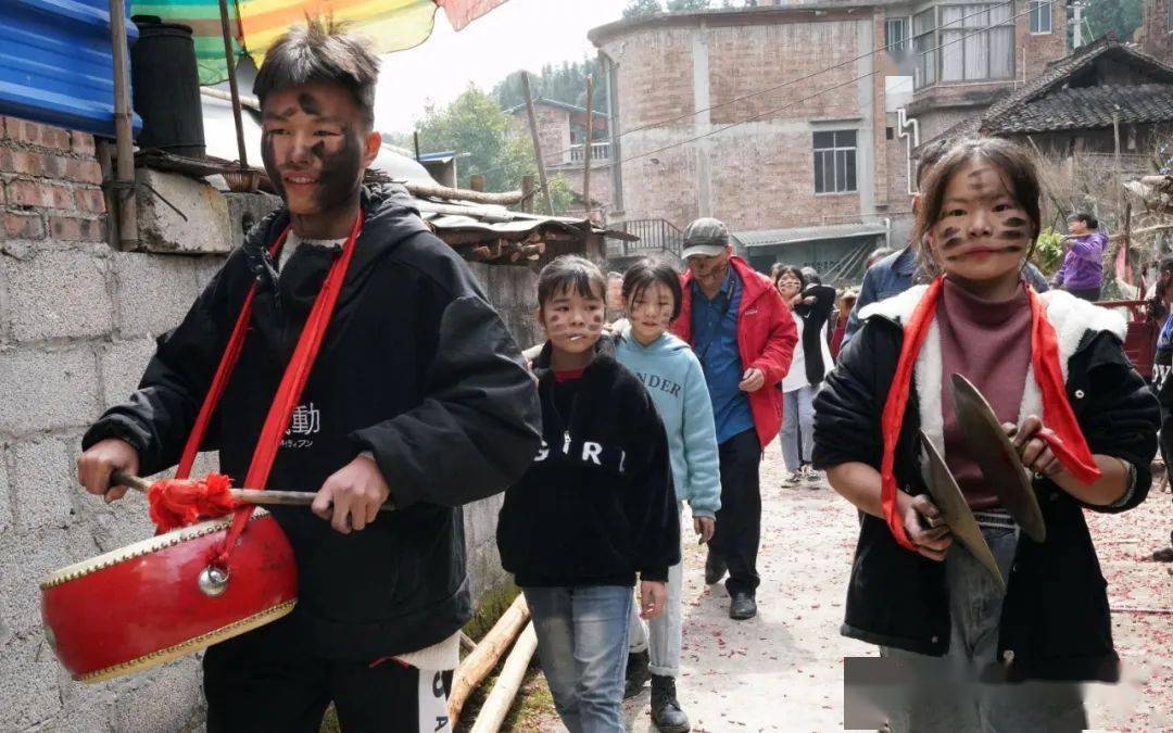 2月12日正是农历大年初一,融水苗族自治县安太乡整朵苗寨锣鼓喧天