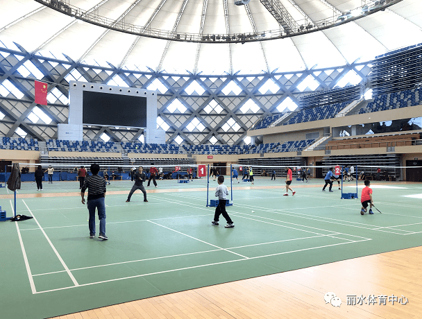 据统计,体育馆和羽毛球馆共接待市民1400余人次,送出礼品695份,户外