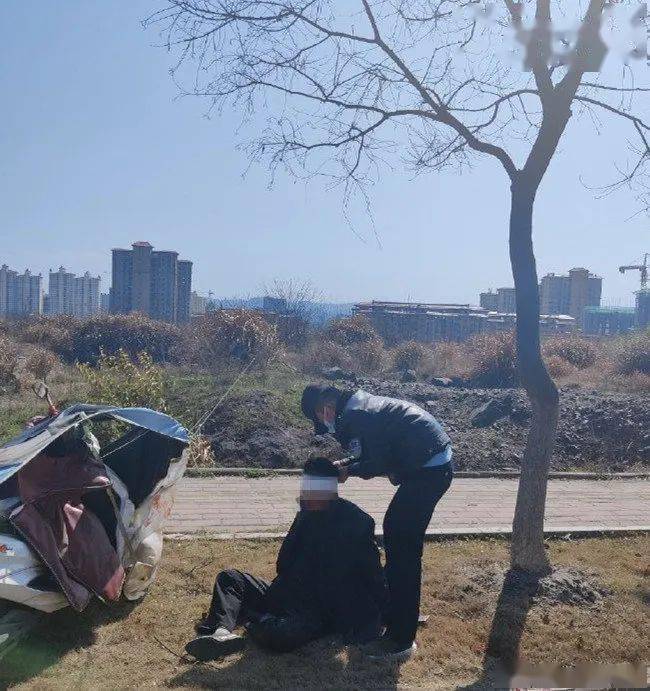 20日上午,群众报警称 外环路一男子在骑电动车时不小心摔倒,躺卧在路