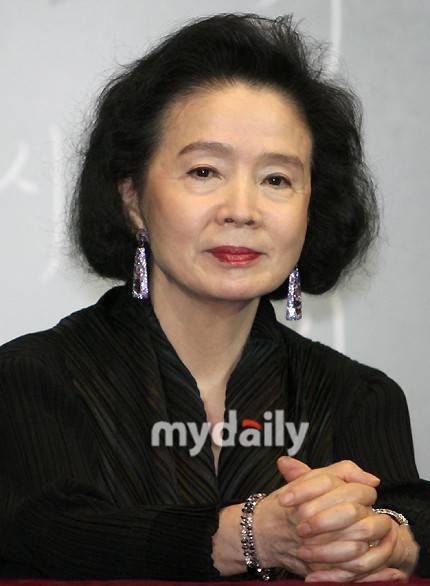 韩国女演员尹静姬患老年痴呆症其女儿申请监护权