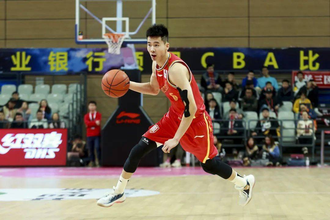 郭昊文今年刚过21岁,有着出色的篮球天赋和身体素质.