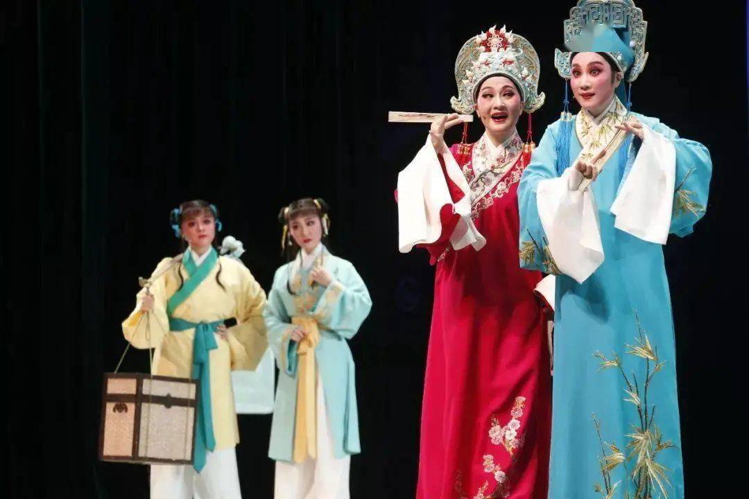 中国传统戏曲剧种繁多,在广西便有一种名为"牛娘戏"的地方剧种,据传是