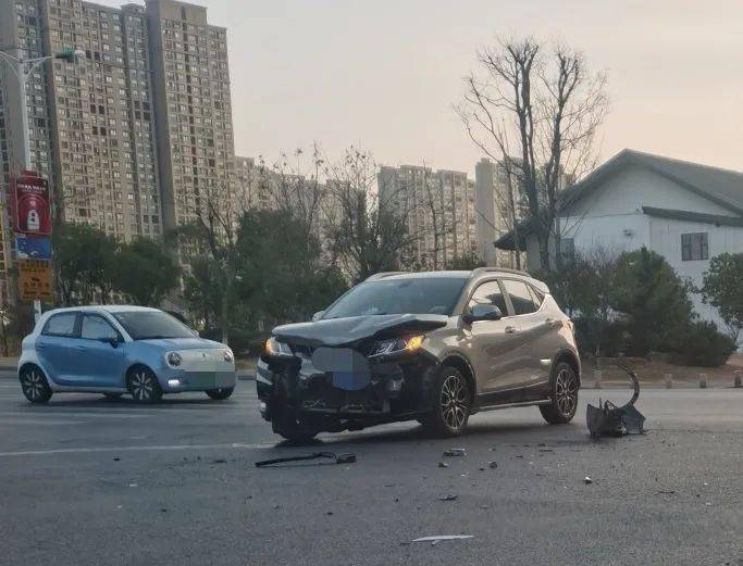 【城事】昨日发生多起车祸,一车起飞失败◇丹阳这路口