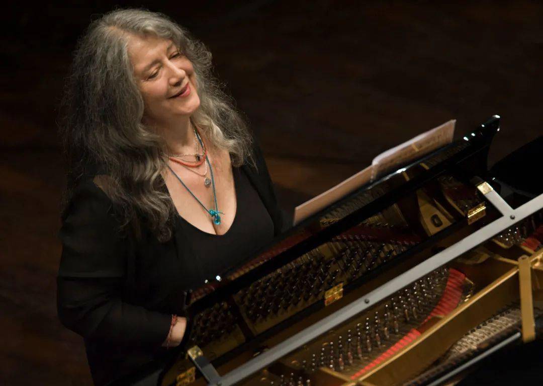 其实更像是对谈,对谈人是传奇钢琴家玛塔·阿格里奇(martha argerich)