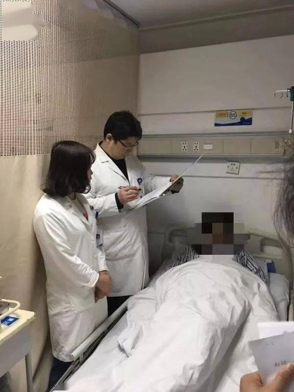 被病痛折磨,她想祈求父母的帮助,却被父母嘲笑是为了逃避上学而装病.