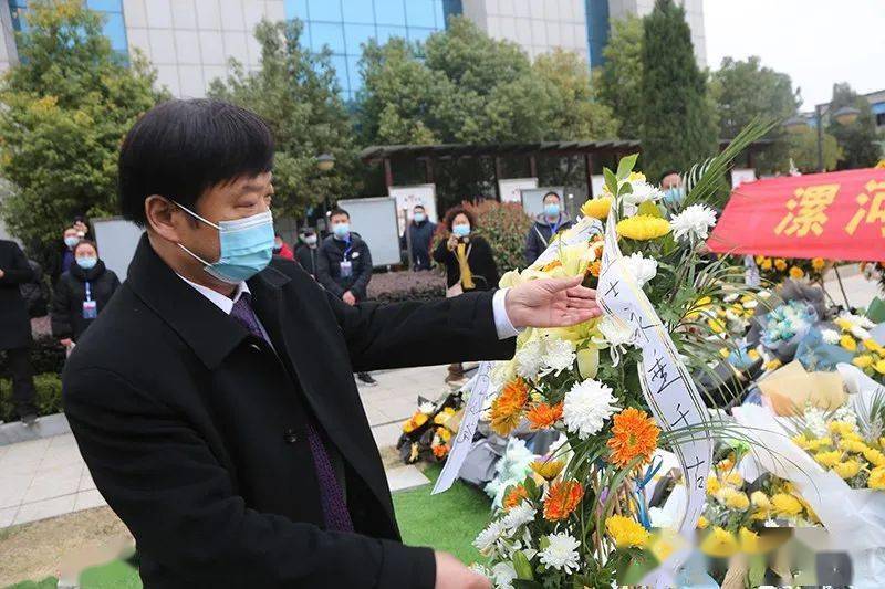 漯河高中师生祭奠卫国戍边英雄王焯冉烈士
