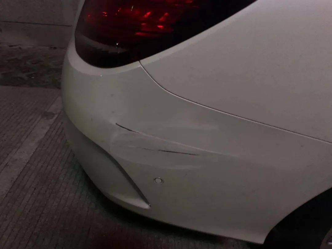 经调查 小王在驾车将白车 刮