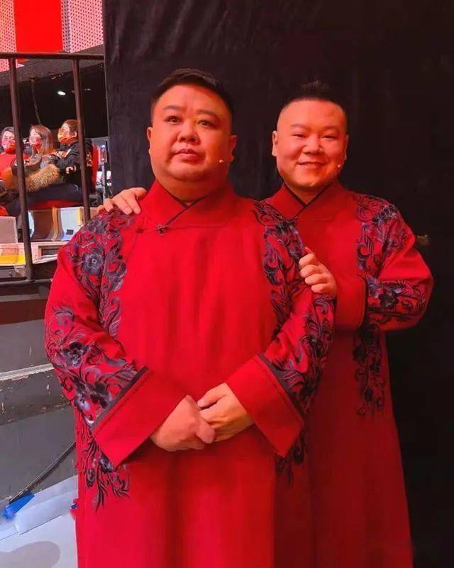 比如说,今年的春晚,岳云鹏和孙越穿的就是刺绣大褂,并且加了一些(我所
