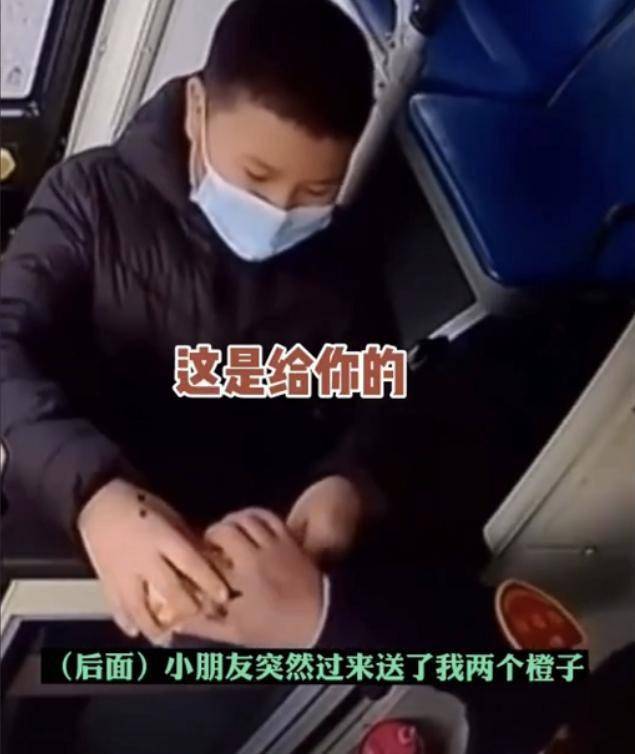 小男孩护送怀孕妈妈坐公交,礼貌又暖心,网友喊话:多生