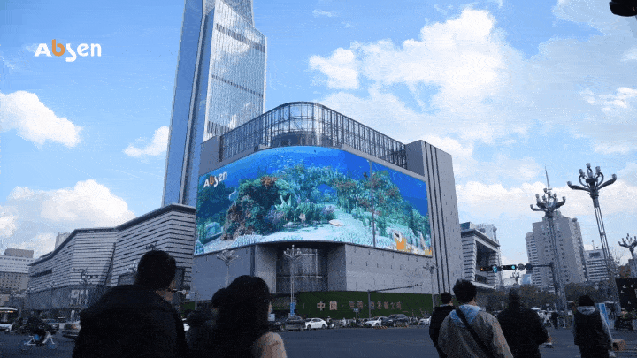 这是昆明东风广场一商场大屏上演的  超震撼  "裸眼3d"大片!