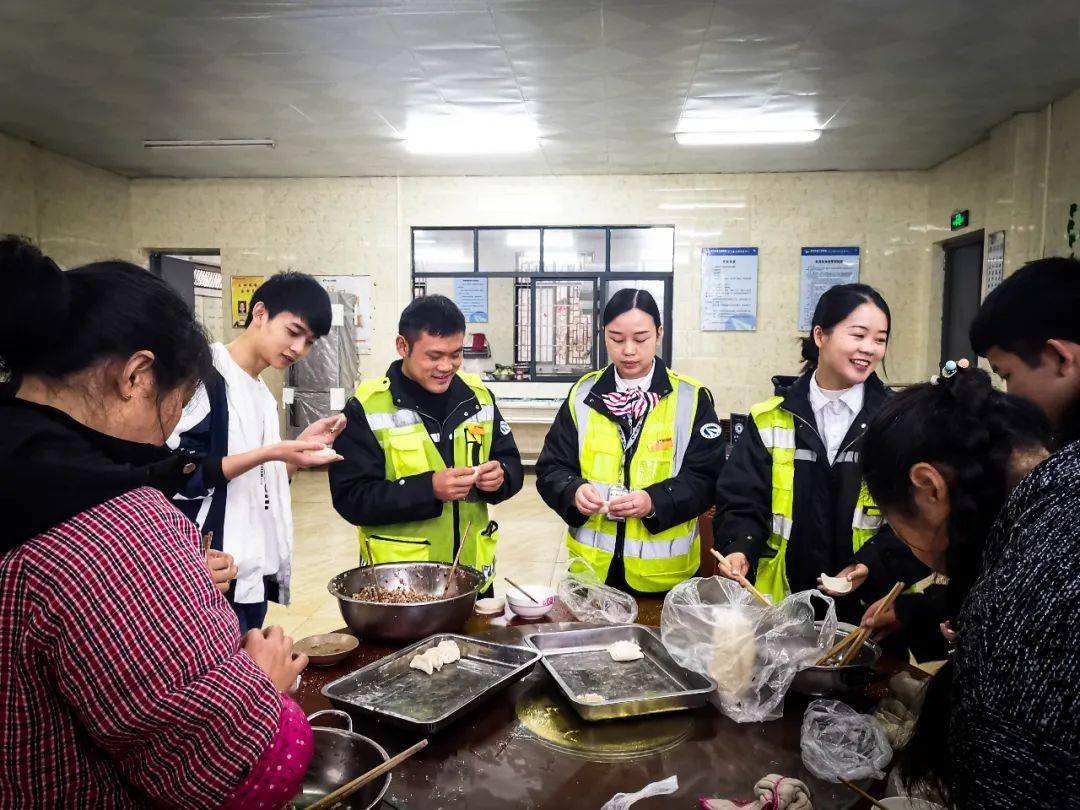 向元宵节依然坚守岗位的高速人致敬