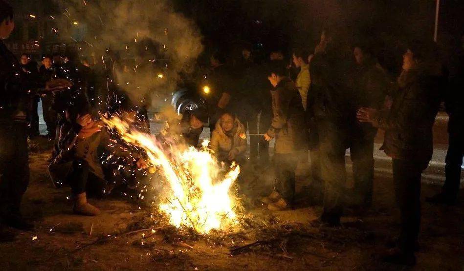 很多井陉人在以前正月十六的晚上都有烤柏灵火经历