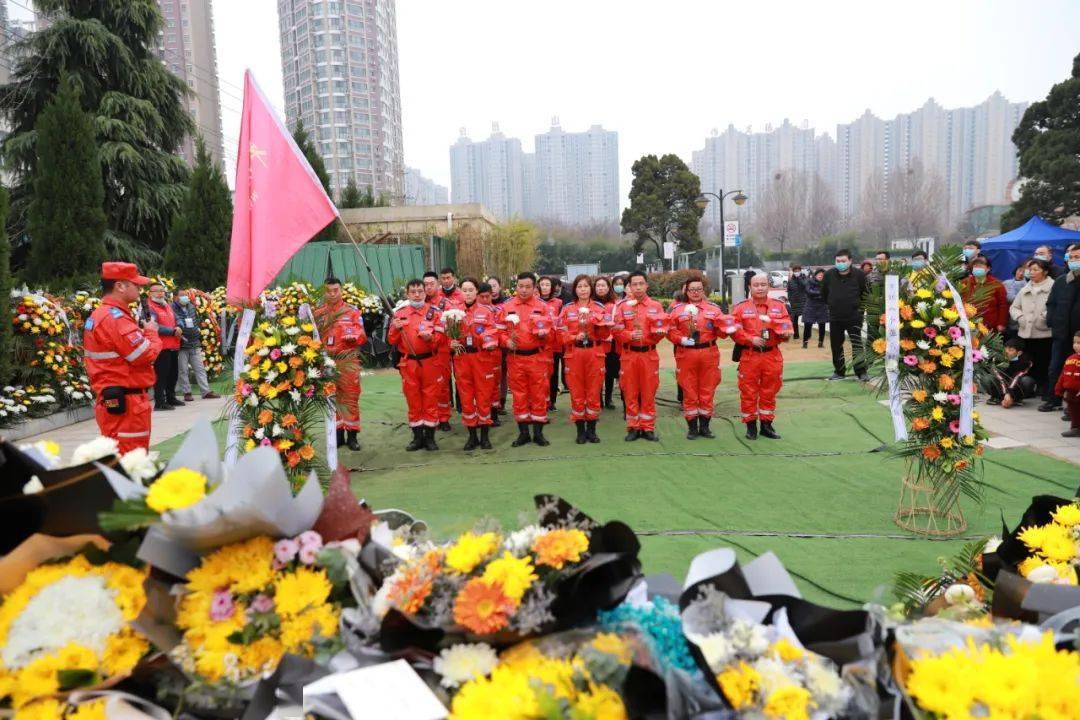 的烈士参访漯河市革命纪念馆并认真听取讲解王焯冉烈士生平及决心书