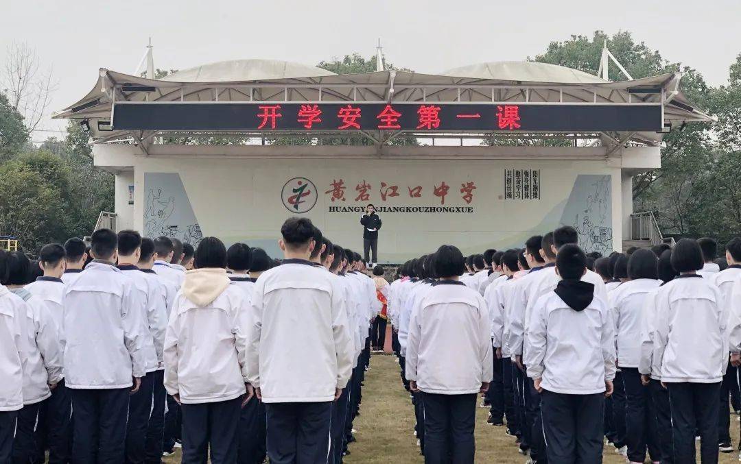 澄江中学组织学生在教室收看了《感动中国2020年度人物颁奖盛典》.