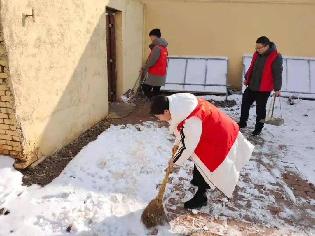 乐陵瑞雪中的志愿红除冰扫雪暖民心
