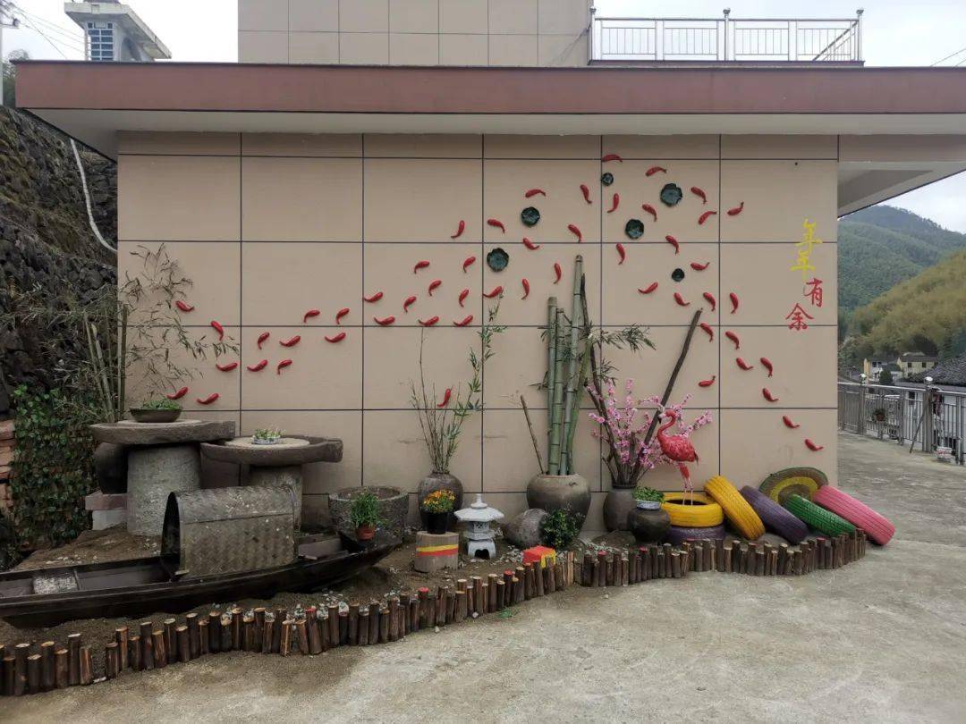 打造景观小品 …… 有了他们的大力支持 弘杨村前往乡村振兴的道路 也