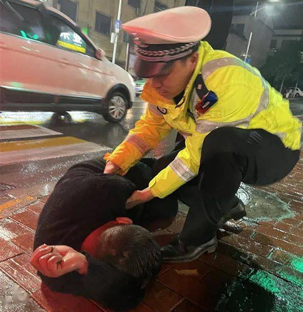 男子雨夜醉卧街头新密交警脱衣为其遮雨保暖