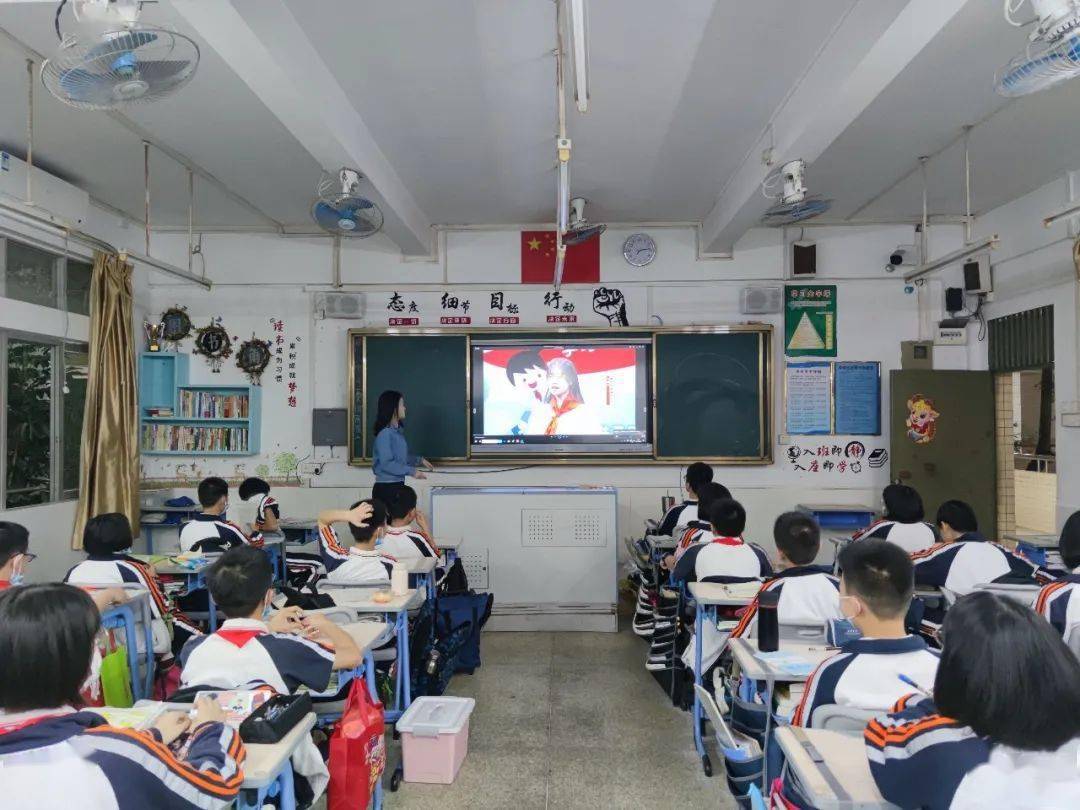 少先队大队覃燕凤老师组织少先队干部学习为深入学习宣传贯彻党的十九