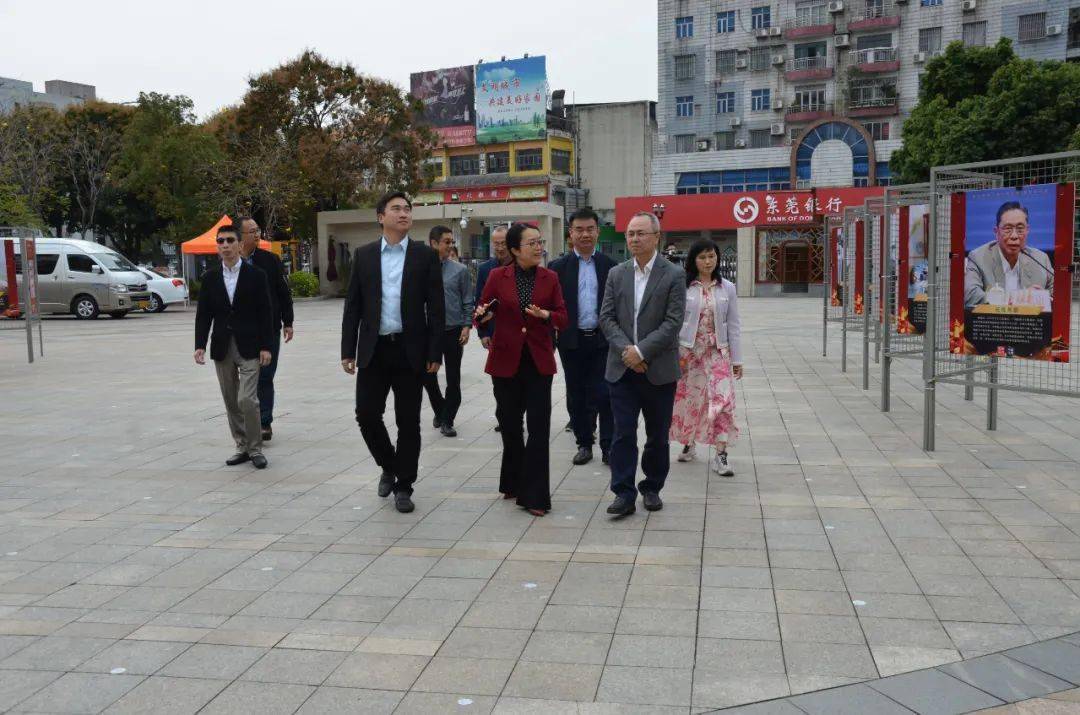 长安镇中心小学校长钟晓宇带领全校行政团队陪同参加 调研指导工作.